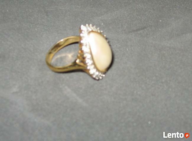 Duży pierścionek z perłowym oczkiem