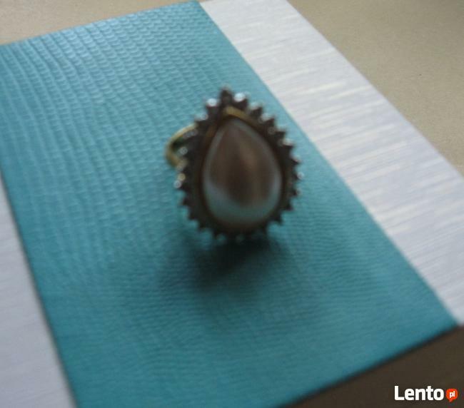 Duży pierścionek z perłowym oczkiem