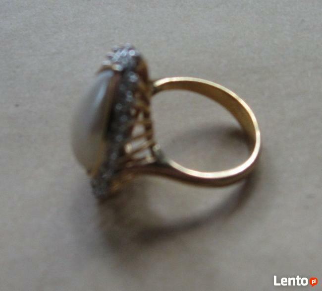 Duży pierścionek z perłowym oczkiem