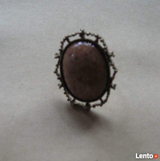 Stylowy Pierścionek Z Dużym Beżowym Oczkiem