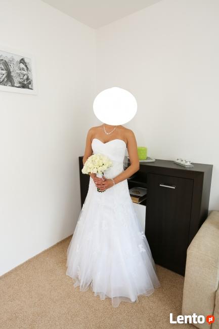 Śnieżnobiała suknia ślubna z salonu