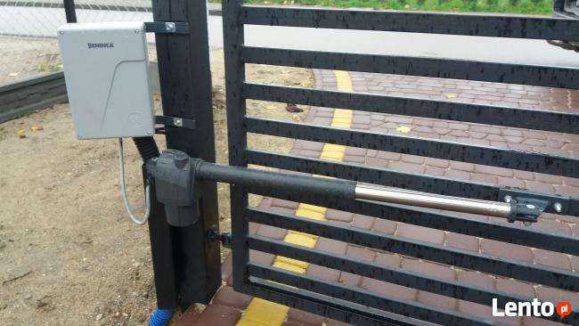 Montaż siłowników do bramy skrzydłowej