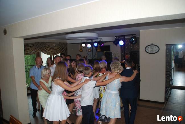 DJ prezenter oraz muzyk grający śpiewający - jedna osoba