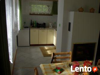 Domek całoroczny z kominkiem w górach nad jeziorem