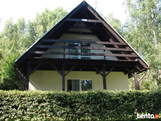 Domek całoroczny z kominkiem w górach nad jeziorem