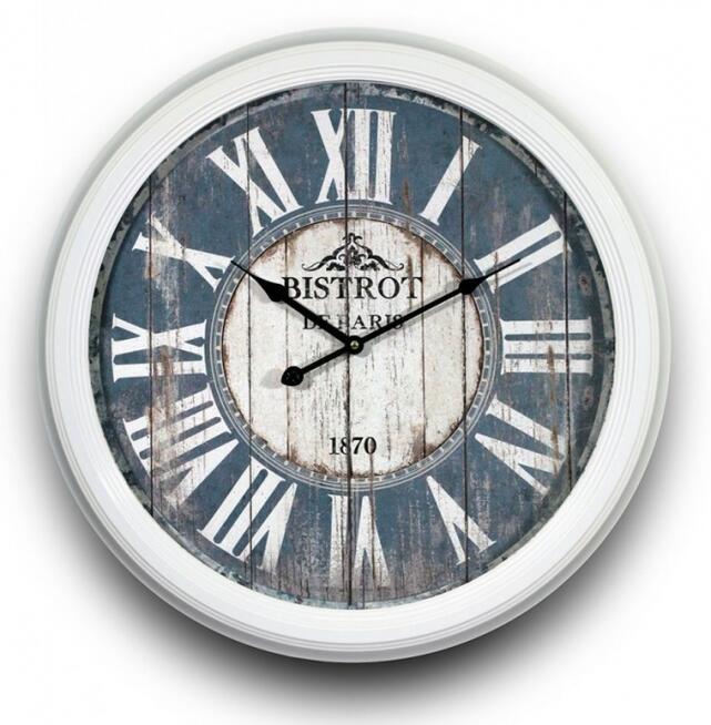 duży zegar ścienny wykonany w stylu retro