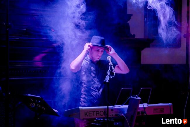 Śpiewający grający wodzirej z akordeonem na wesele poprawiny