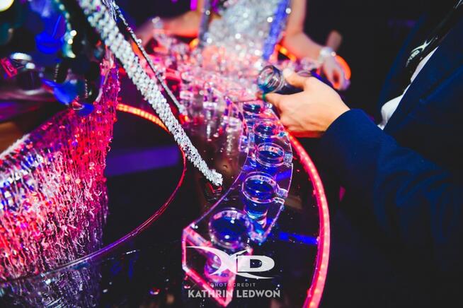 hostessy w mobilnych barach led, bary led, bary ledowe