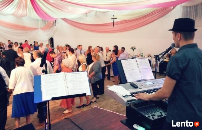 Śpiewający grający wodzirej z akordeonem na wesele poprawiny