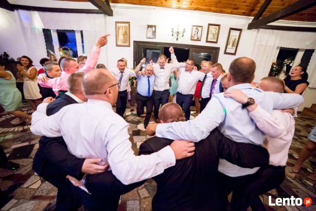 Śpiewający grający wodzirej z akordeonem na wesele poprawiny