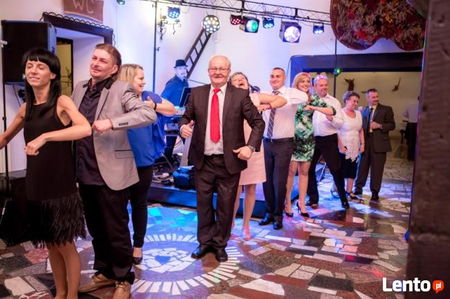 Śpiewający grający wodzirej z akordeonem na wesele poprawiny