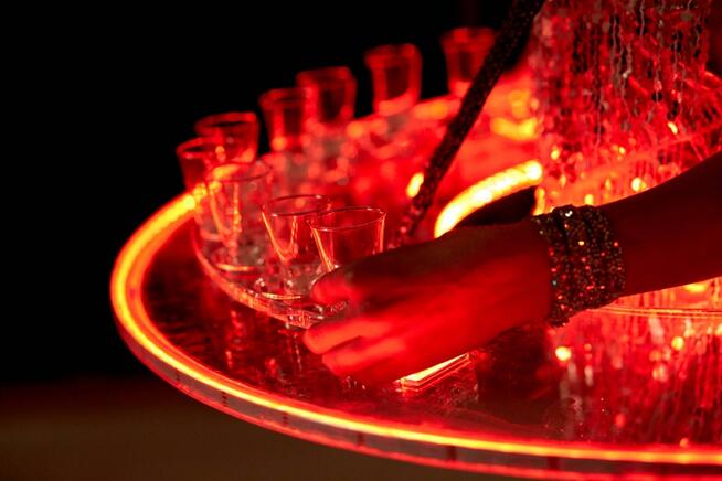 hostessy w mobilnych barach led, bary led, bary ledowe