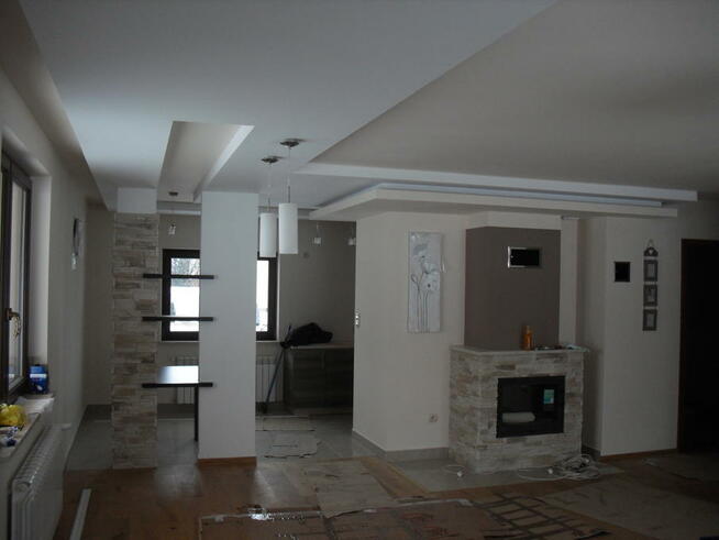 Podwieszane sufity modułowe mineralne. Karton gips