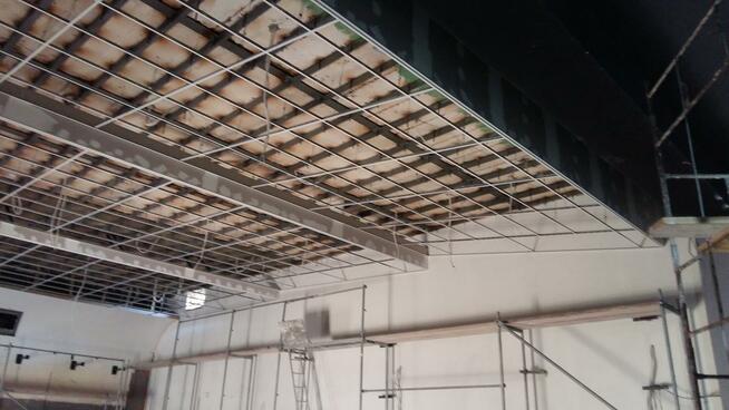 Podwieszane sufity modułowe mineralne. Karton gips