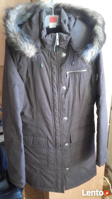 Brązowy ciepły płaszczyk z futrzanym obszyciem