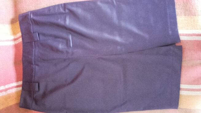 Ołówkowa spódnica w sliwkowym kolorze