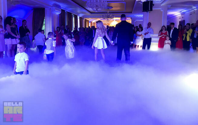 Ciężki dym na wesele. Pierwszy taniec. Fontanny. Napis Love