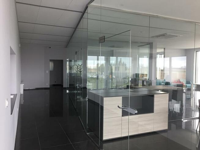 Ścianki szklane z folią inetligentne