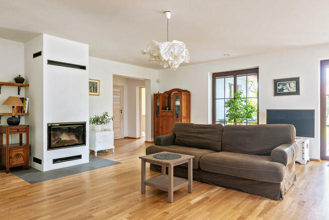 4 sypialnie, salon, 3 łazienki, dom parterowy z kominkiem