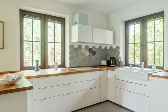 4 sypialnie, salon, 3 łazienki, dom parterowy z kominkiem