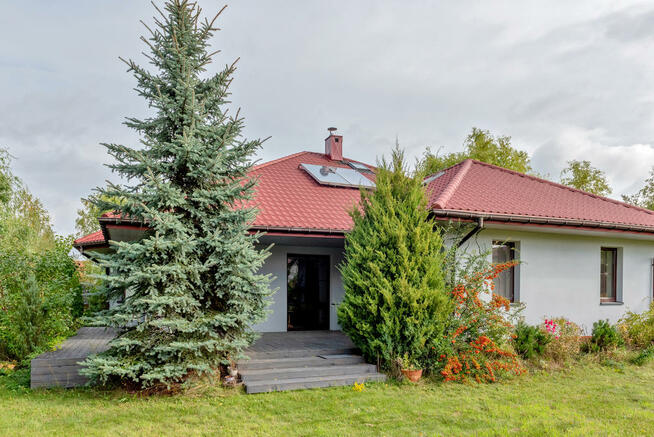 4 sypialnie, salon, 3 łazienki, dom parterowy z kominkiem