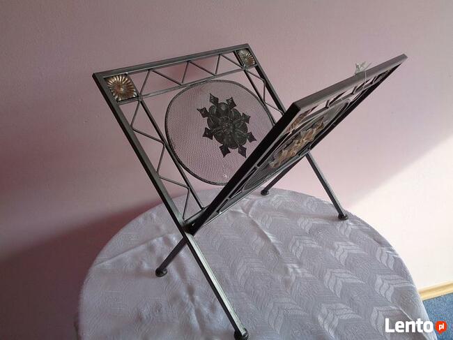 Gazetnik, metal ,kolor stalowy