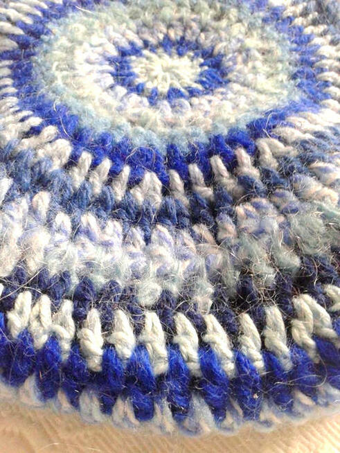 Ciepły, moherowy beret w paski- Jesienne niebo