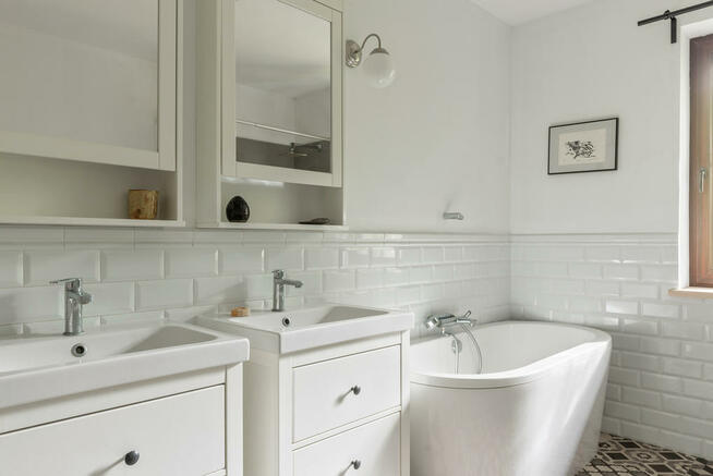 4 sypialnie, salon, 3 łazienki, dom parterowy z kominkiem