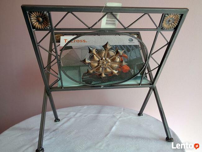 Gazetnik, metal ,kolor stalowy