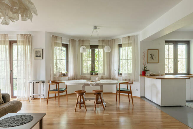 4 sypialnie, salon, 3 łazienki, dom parterowy z kominkiem