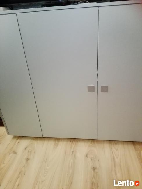 Komoda z biurkiem w środku