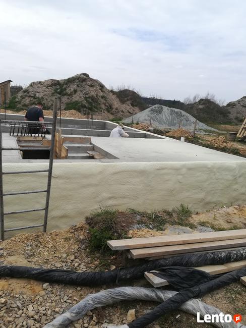 Ocieplenie fundamentów pianką PUR, izolacja pianą