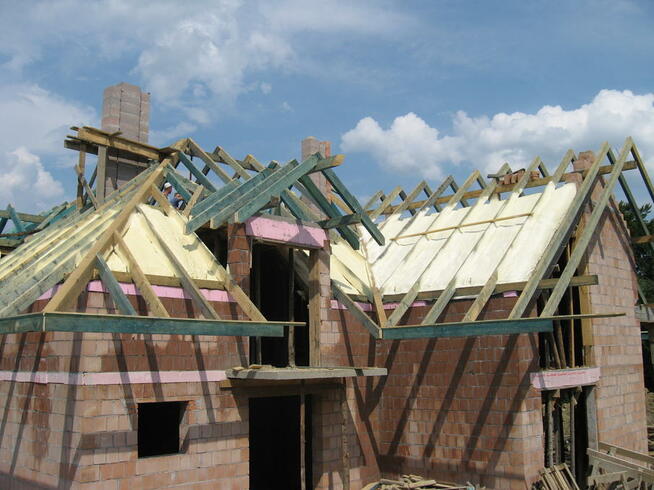 Ocieplenie poddasza pianką PUR, izolacja dachu natryskowo