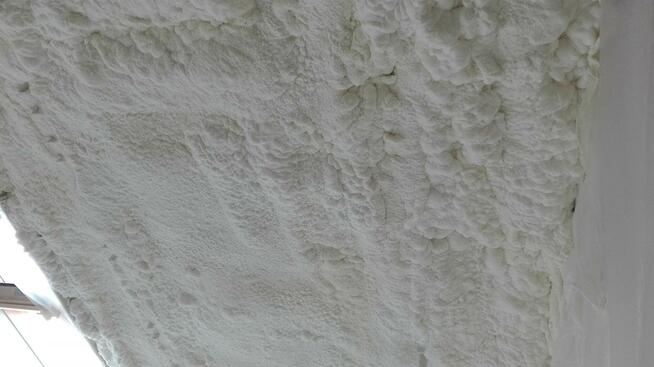 Ocieplenie poddasza pianką PUR, izolacja dachu natryskowo