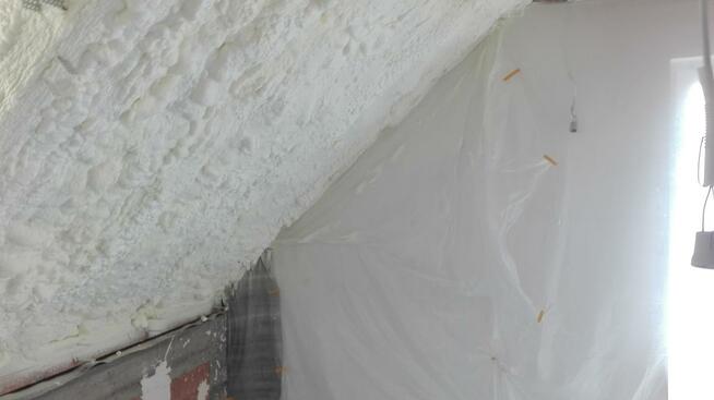 Ocieplenie poddasza pianką PUR, izolacja dachu natryskowo