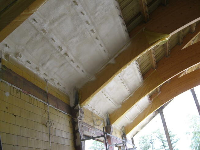 Ocieplenie poddasza pianką PUR, izolacja dachu natryskowo