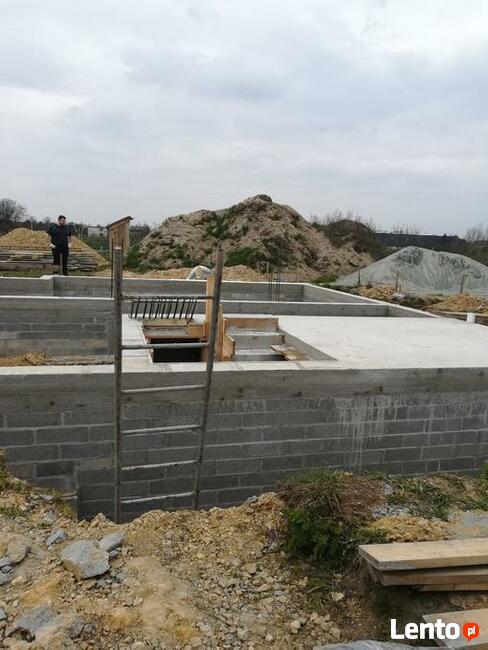 Ocieplenie fundamentów pianką PUR, izolacja pianą