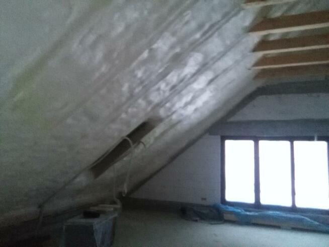 Ocieplenie poddasza pianką PUR, izolacja dachu natryskowo