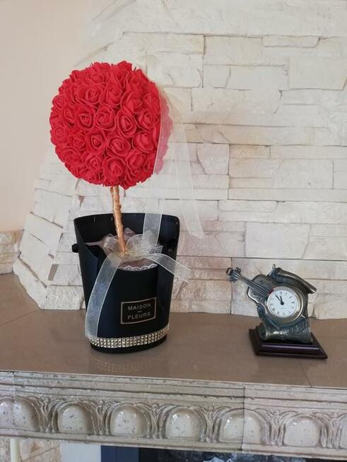 Drzewko dekoracyjne z piankowych różyczek