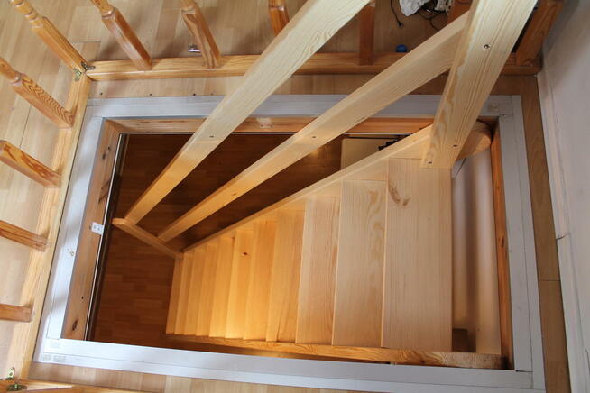 SCHODY DREWNIANE WEWNĘTRZNE REGULOWANE z Barierką 416x80cm