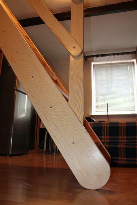 SCHODY DREWNIANE WEWNĘTRZNE REGULOWANE z Barierką 416x80cm