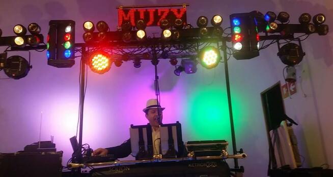 DJ, ProjekTon - muzyk, wodzirej, wokalista.