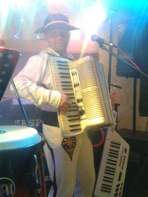 DJ, ProjekTon - muzyk, wodzirej, wokalista.