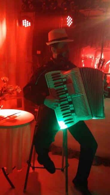 DJ, ProjekTon - muzyk, wodzirej, wokalista.