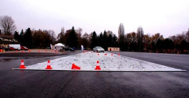 Mobilna płyta poślizgowa szkolenie bezpiecznej jazdy