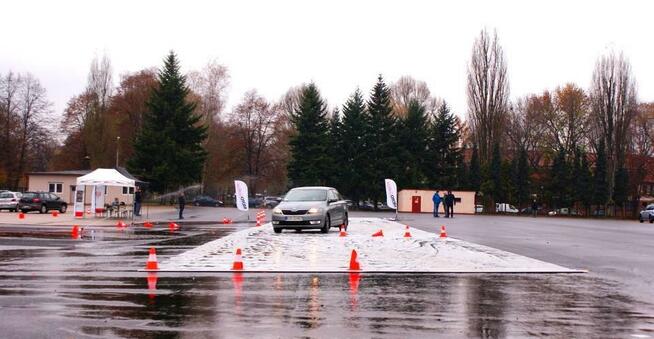 Mobilna płyta poślizgowa szkolenie bezpiecznej jazdy