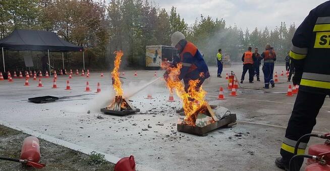 Symulacja gaszenia pożaru Ppoż gaszenie pożaru szkolenie