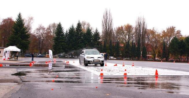 Mobilna płyta poślizgowa szkolenie bezpiecznej jazdy