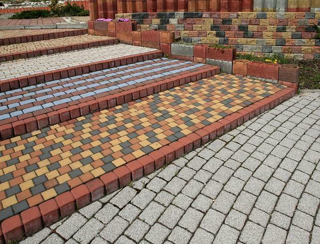 BRUKARZY DOŚWIADCZONYCH ZATRUDNIĘ DO UKŁADANIA KOSTKI BRUKOW