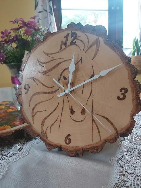 Zegary na plastrze dębu, brzozy